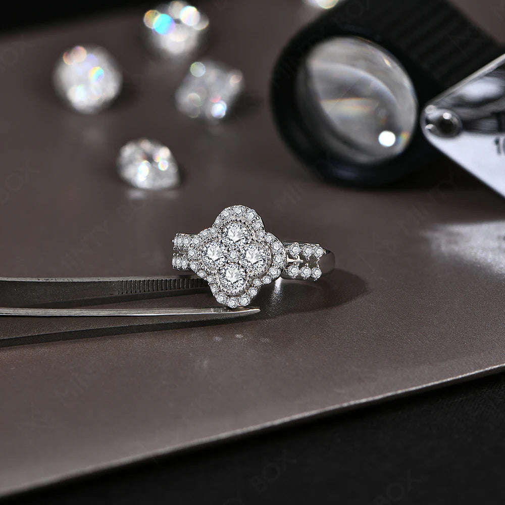 Éclat Moissanite Floral Ring